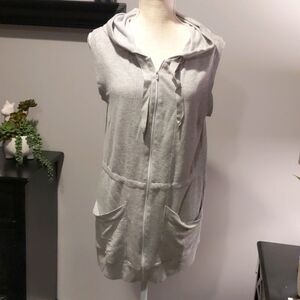 Yoga Licious gray sleeveless hoodie top and comes in around waist. Size medium